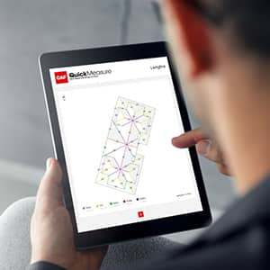 Hombre revisando el informe de GAF Quickmeasure en una tableta.
